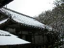 光明禅寺を白く塗り替えた春雪