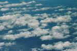 飛行機の下を流れる冬の白雲