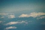 飛行機から見た富士山と周りの雲