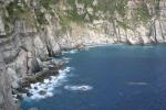 五島列島の大瀬崎断崖と、青緑色の海辺