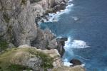 岬の断崖に打ち寄せる白波と青い海
