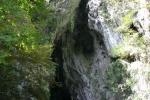 秋芳洞の入り口を囲む岩壁