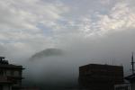 朝霧が包む津和野の町と山