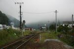 津和野駅と朝霧に覆われる背部の山
