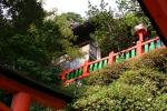 朱塗りの垣根と神社