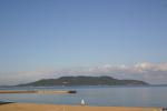 朝凪に静まりかえる博多湾に浮かぶ能古島