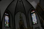 鯛ノ浦教会、中央祭壇のステンドグラス