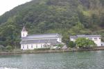 入江に建つ中ノ浦教会