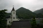 中ノ浦教会と山