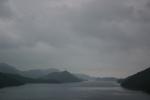 雨模様の入江と島影