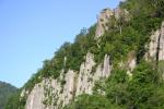青空に映える渓谷の岩壁