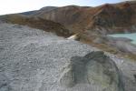 白根山の湯釜と火山の岩