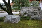 寺庭の岩