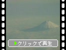 雲海から顔を出す冬の富士山