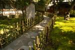 竹垣のある庭園の道