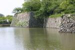 新緑の姫路城、濠と石垣