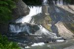 巨大な岩を流れる「龍門の滝」