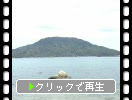 海の面した可也山と岩の箱島