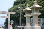 伊勢、二見興玉神社の鳥居と灯籠
