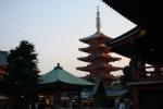 夕日を浴びる「浅草寺の五重塔」