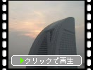 春の朝霧に煙る早朝の「横浜港」と「みなとみらい」