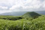 阿蘇の米塚と背後の外輪山
