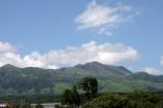 南阿蘇鉄道のトロッコ列車から見た阿蘇の山並みと夏雲