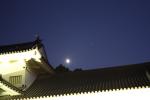 仙台城の「大手門隅櫓」の夜景と月