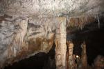 鍾乳洞内の多彩な鍾乳石と石筍群
