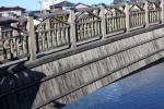 「山居倉庫」近くの新井田川に架かる「三居橋」
