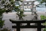 海辺の三島神社、鳥居と港に続く参道
