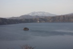 摩周湖に浮かぶカムイシュ島と遠望の斜里岳