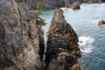 断崖の岩と白波