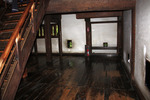 松本城の天守内部、板床と高勾配の階段