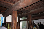 松本城の天守内部、天井の木組みと展示