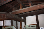 松本城の天守内部、天井の梁と木組み