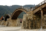 錦帯橋の橋脚とアーチ橋