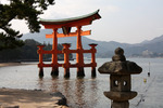 海に浮かぶ宮島・厳島神社の大鳥居