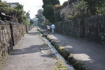 武家屋敷街の中央を流れる水路と屋敷塀