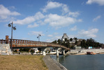 町田川に架かる城内橋と唐津城