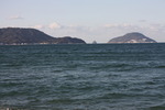 博多湾に浮かぶ玄海島（右）