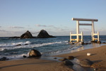 夕陽を受ける「桜井二見ヶ浦」の夫婦岩と鳥居