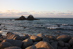 冬の夕日に染まる桜井二見ヶ浦海岸と夫婦岩