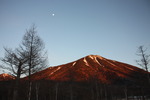 奥日光の高山と上空の冬月