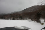 ほぼ氷結した「湯ノ湖」の冬景色