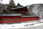 中禅寺（立木観音）の鐘楼と朱色の塀