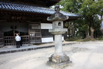 太宰府・観世音寺の灯籠と本堂