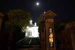 函館ハリストス正教会の遠景の夜景と月影