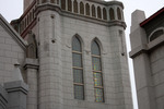 函館・カトリック元町教会の石造り壁とステンドグラス