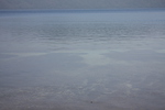 青い湖面の火口湖とさざ波